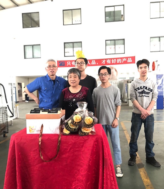 本發(fā)科技為四月份生日員工慶生，感謝為編織機(jī)事業(yè)付出